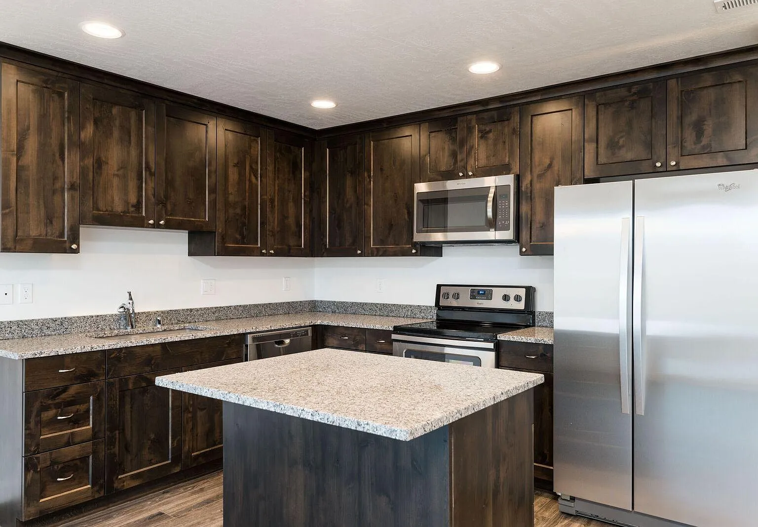 3 bed, 2.5 bath, 1400 sqft, $2,100 — Photo 3