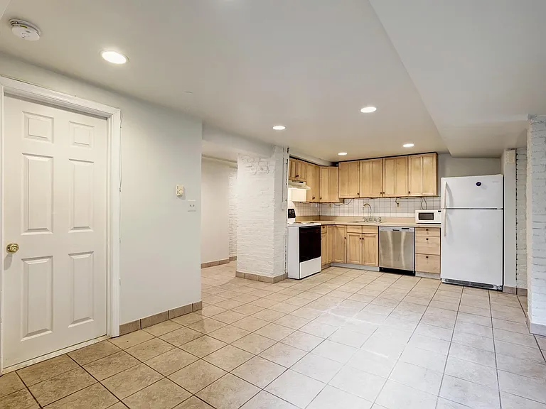 904 French St NW #2 — Photo 2