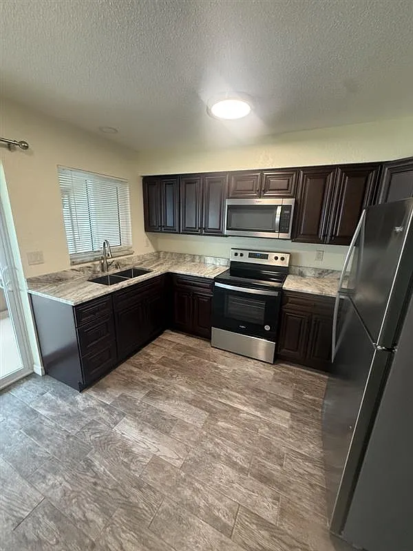 2 bed, 900 sqft, $1,895 — Photo 2