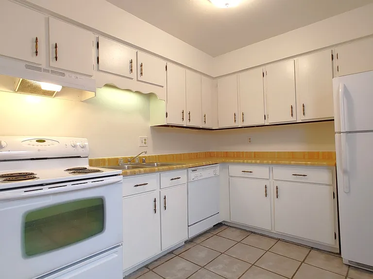 7510 Pennsylvania Ln NE — Photo 3