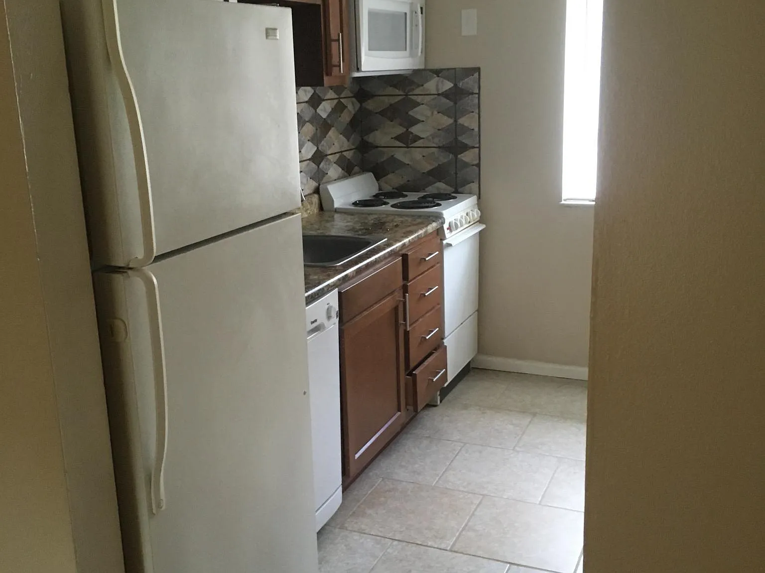 2 bed, 900 sqft, $1,095 — Photo 2