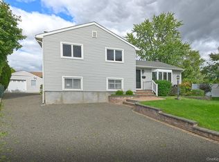 5 Robin Ct, Bethpage, NY 11714