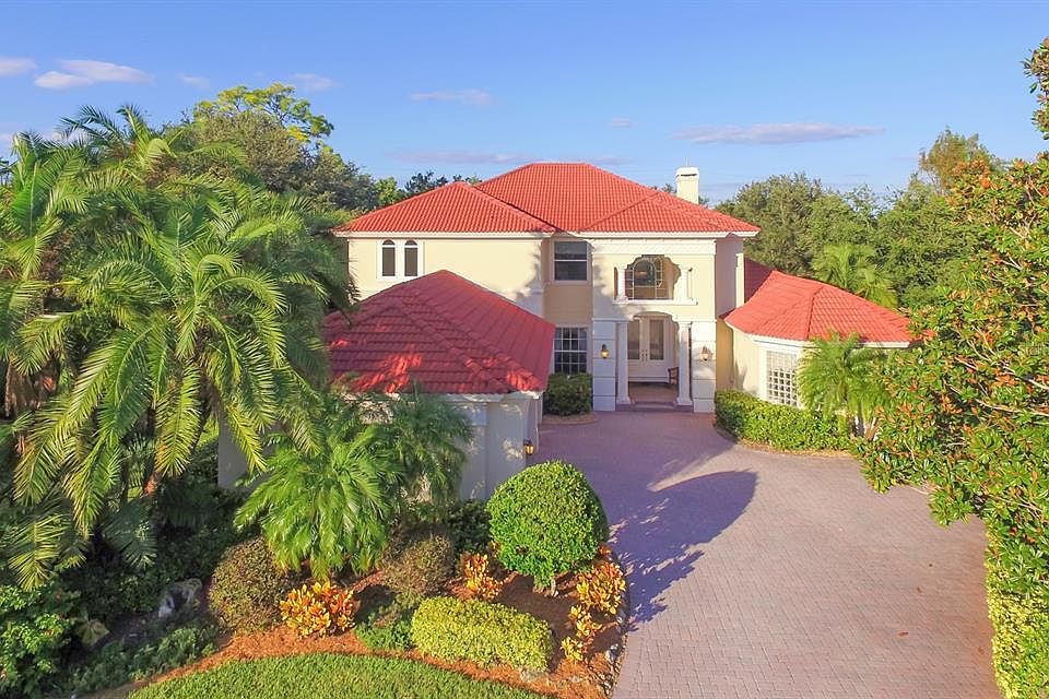 1st image of 738 MACEWEN DRIVE