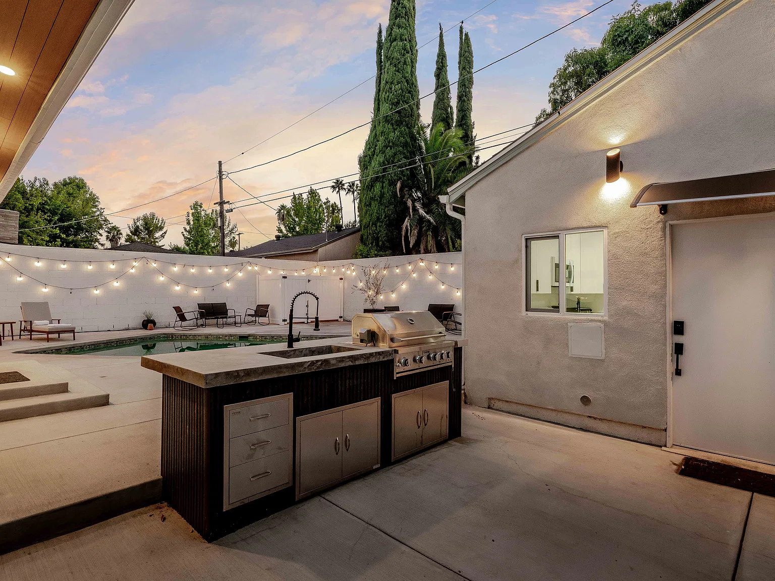 6129 Alonzo Ave — Photo 3