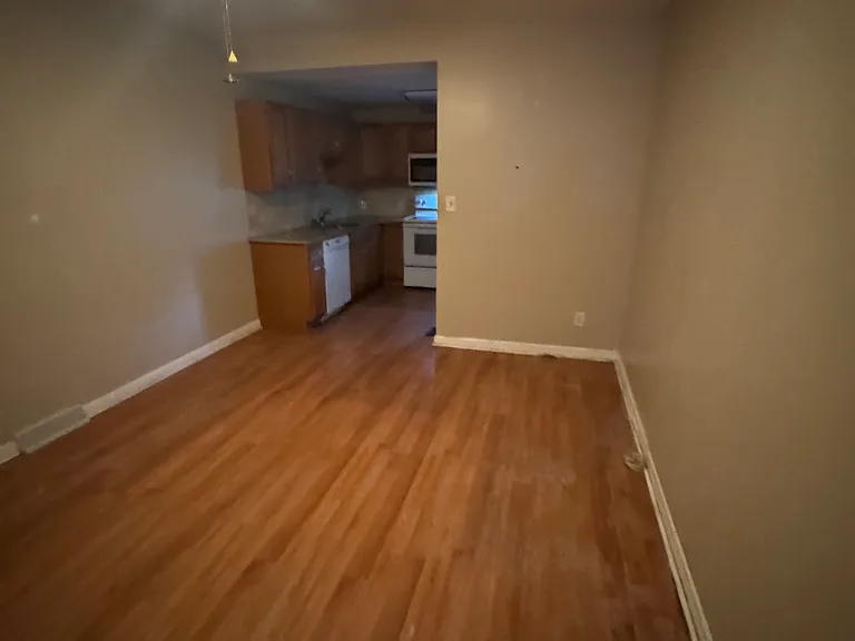 8 Rhodes Ave — Photo 2