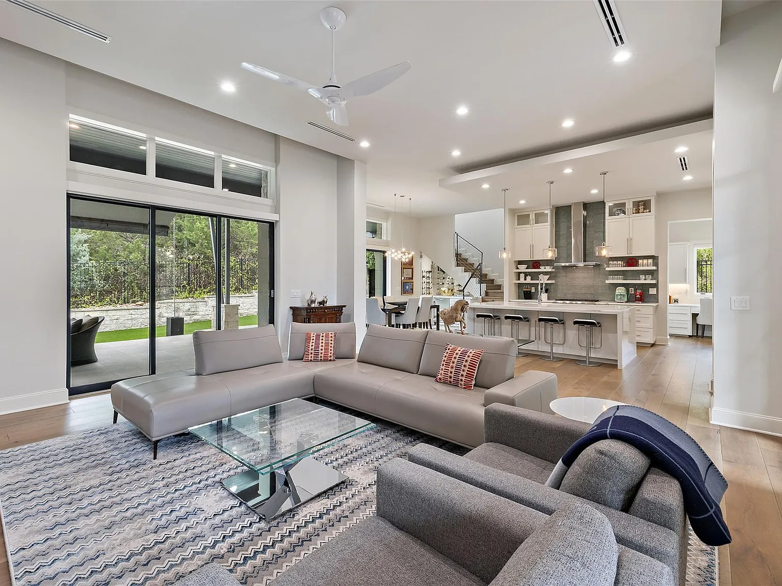 5 bed, 4.5 bath, 4368 sqft, $16,000 — Photo 3