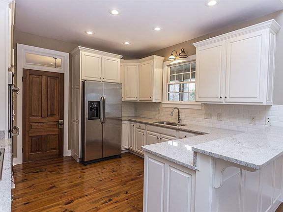 5th image of 210 King Den Dr NW
