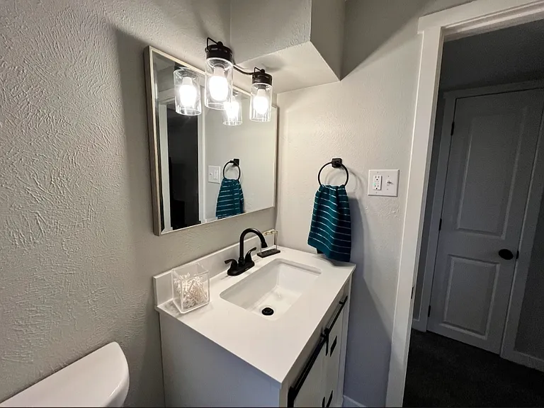 401 Leo Ln #B — Photo 6