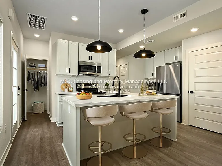 238-244 Persimmon Rd — Photo 2