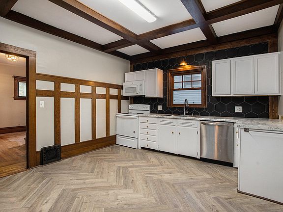 3rd image of 225 W Orleans St