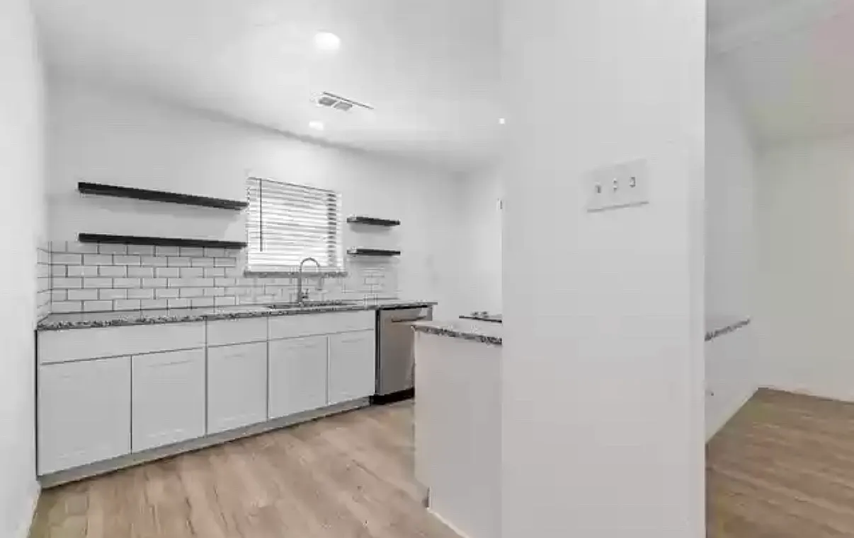 4 bed, 2200 sqft, $4,500 — Photo 3