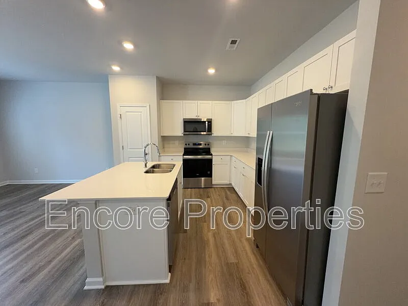 3 bed, 2.5 bath, 1650 sqft, $1,950 — Photo 4