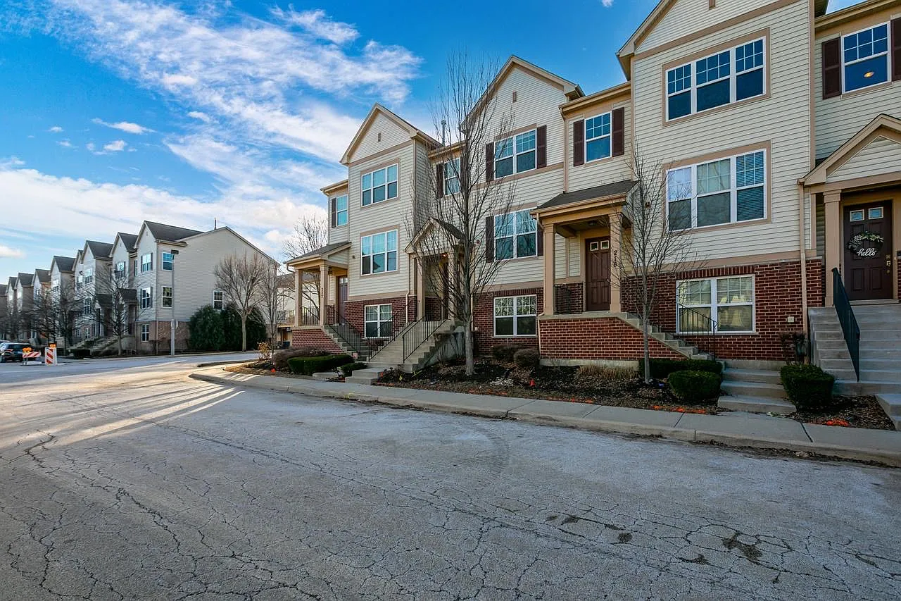 3 bed, 2.5 bath, 1971 sqft, $3,600 — Photo 1
