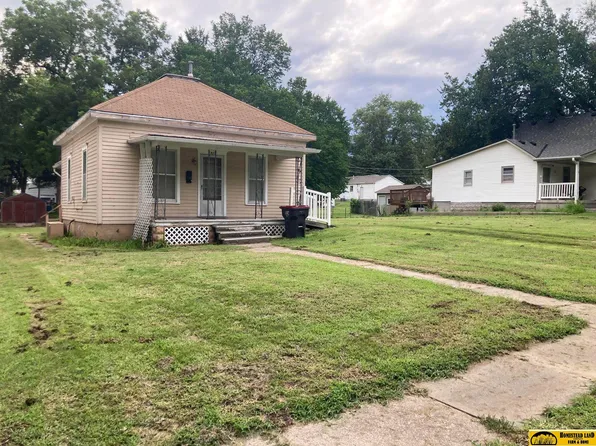 517 S 10th St, Beatrice, NE 68310