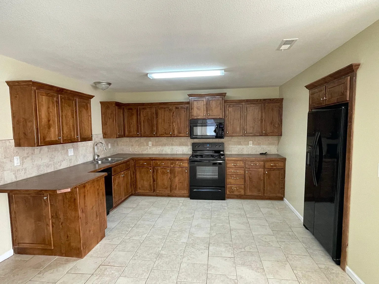 607 W Market St — Photo 4
