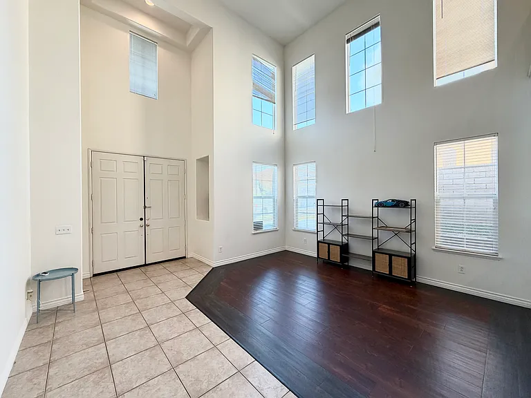 9489 Cedar Glen Ct — Photo 2