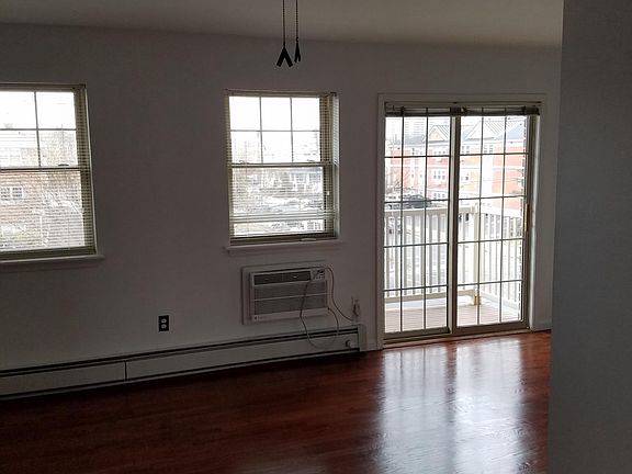 Living space, 2 windows, balcony, fan, A/C