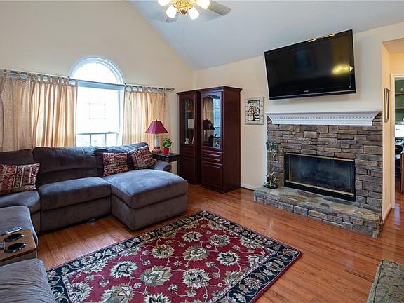 5th image of 3950 Oak Woods Ct