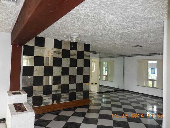 4th image of 920 NW 35th Ave