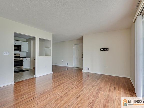 5th image of 69 Amberly Ct