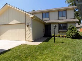 5736 SW Quail Cove Cir, Topeka, KS 66614