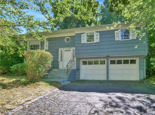 68 Sherwood Cir, Nanuet, NY 10954