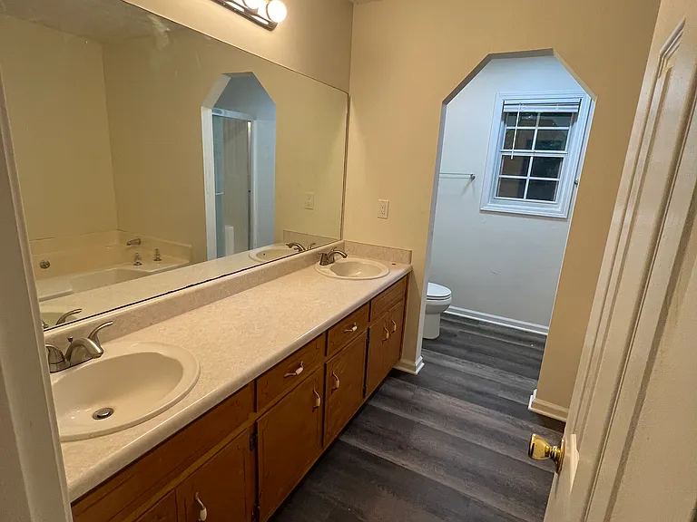On-suite bath that had double vanity sinks