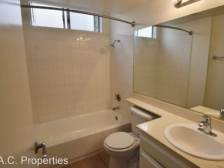 13019 Oxnard St — Photo 11