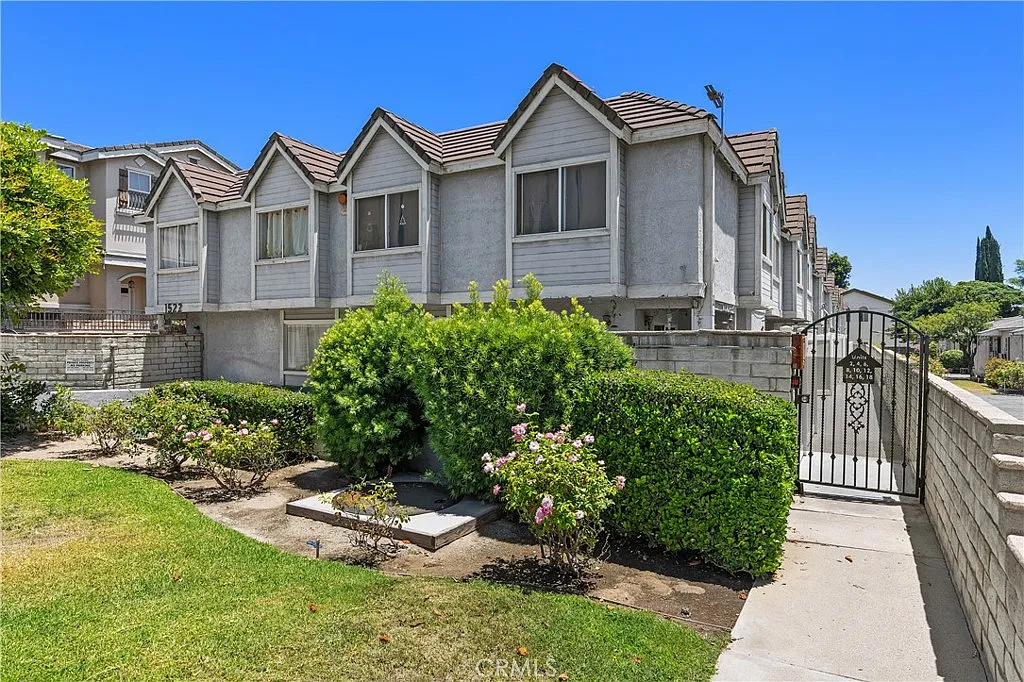 3 bed, 2.5 bath, 1263 sqft, $3,200 — Photo 4