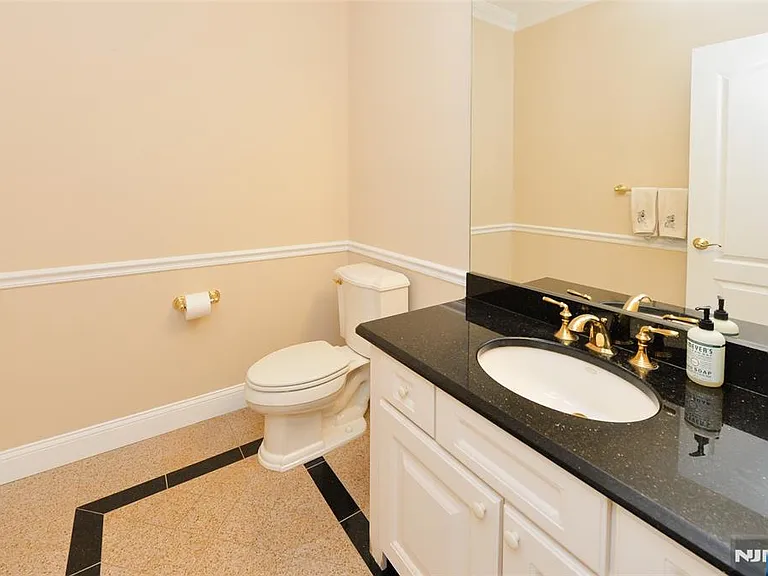 1056 Edgewood Ln — Photo 9