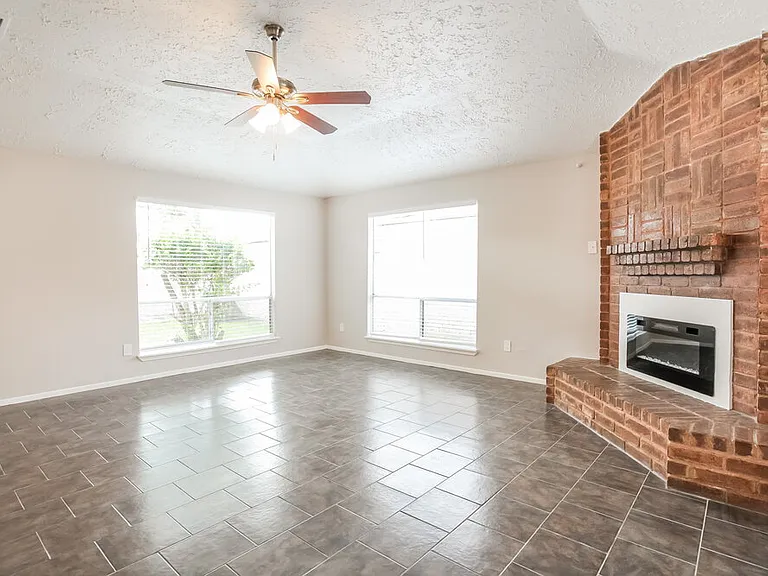 3915 Vineyard Dr — Photo 4