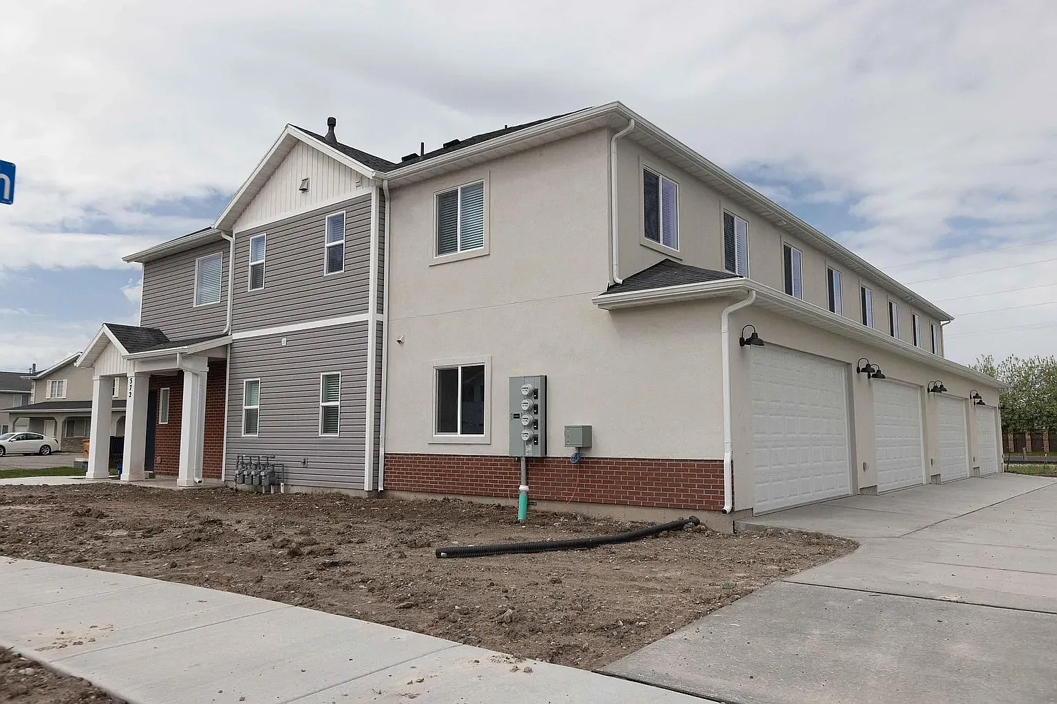 3 bed, 2.5 bath, 1579 sqft, $1,939 — Photo 2