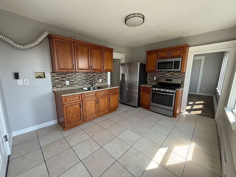 123 Pearl St #3 — Photo 2