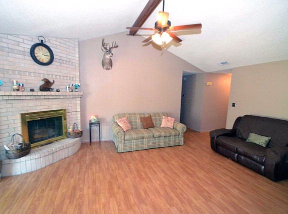 3rd image of 104 Queenswood Trl