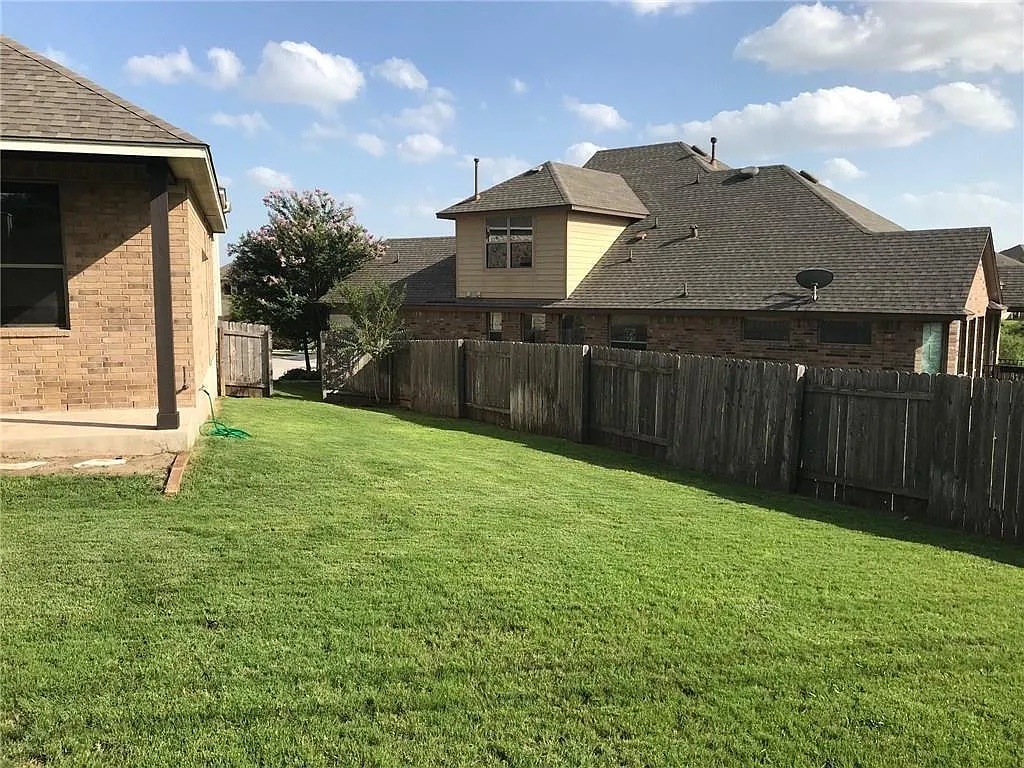 3 bed, 2.0 bath, 1870 sqft, $2,450 — Photo 4