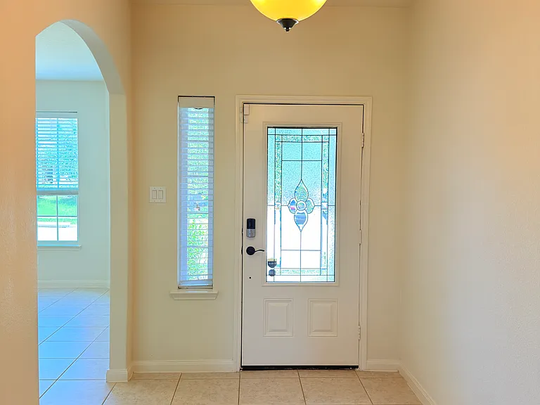 433 Winchester Dr — Photo 2