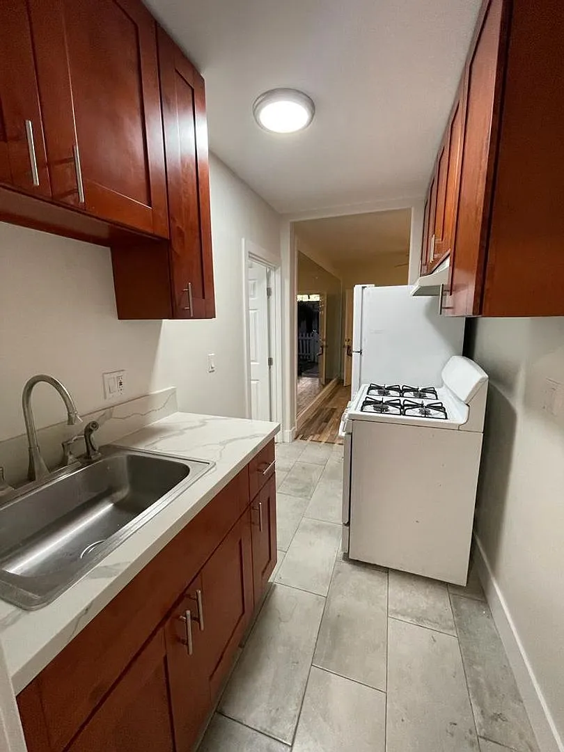 3 BD 1 BA- 1/2 duplex 6 Blocks From Beach Fenced Front & Backyard — Photo 3