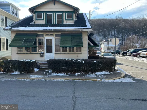 954 Center St, Coal Township, PA 17866