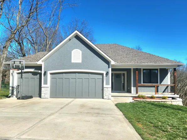 6397 NW Sioux Dr, Parkville, MO 64152