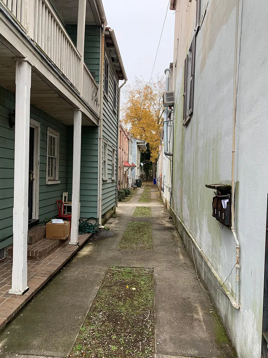 Court yard View from front - 124 Logan St #D