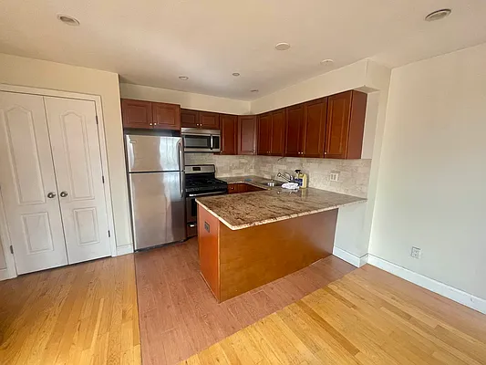 Rented by Metropolis International Realty Inc. | media 3