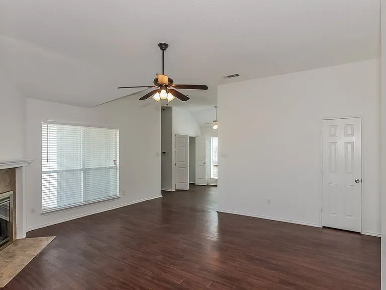 1349 Meadow Creek Dr — Photo 2