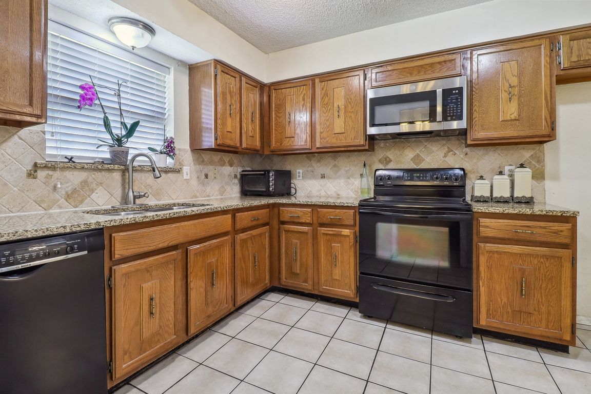 Briar Hill Dr-0306-017.jpg