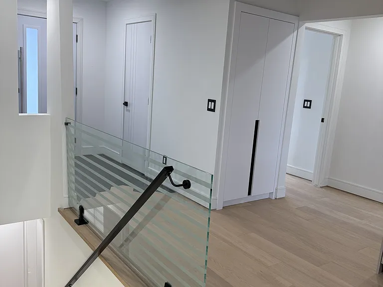 189 Lloyd Ave #MAIN FLOOR — Photo 6