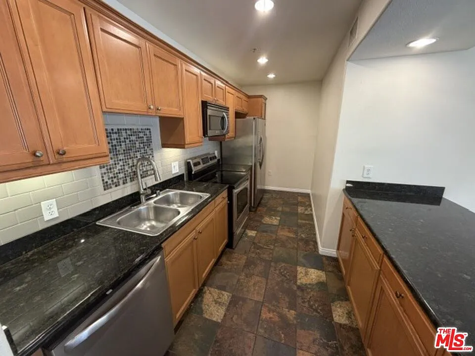 2 bed, 2.0 bath, 1000 sqft, $2,900 — Photo 3