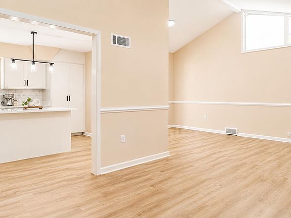 3rd image of 1755 Georgian Dr