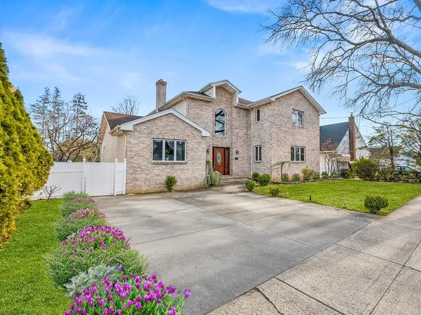 206 Crest Avenue, Floral Park, NY 11001