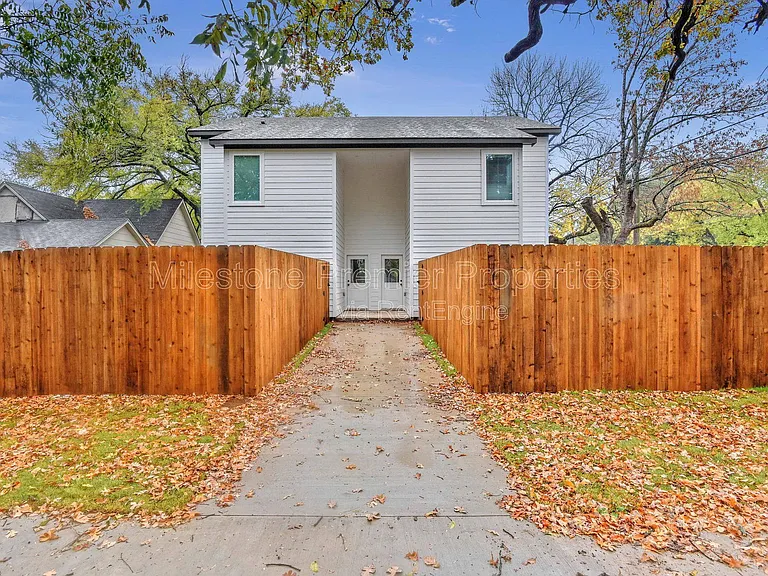 103 E Bond St — Photo 11