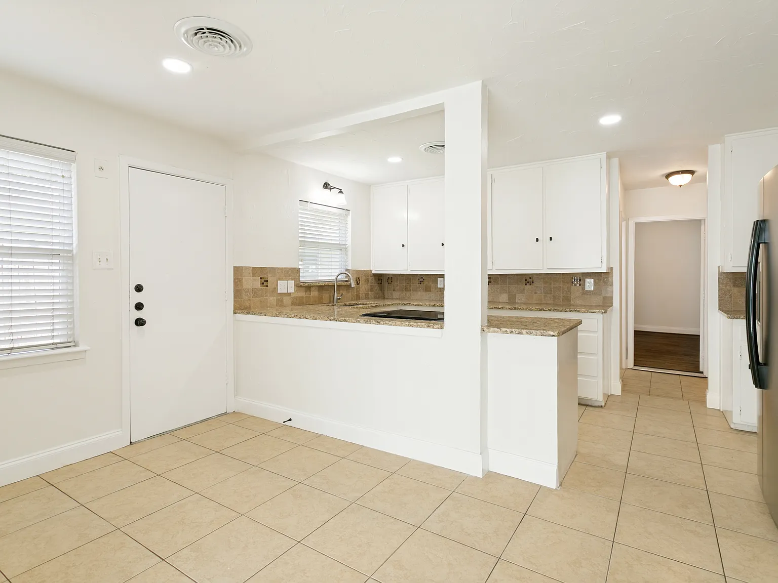4 bed, 2000 sqft, $4,000 — Photo 3
