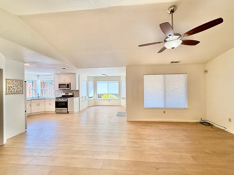 5663 Montclair Cir — Photo 14